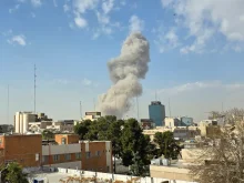 میزائل حملوں کے بعد اٹھتا ہوا دھواں اور آگ کے بادل