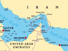 "مشرقِ وسطیٰ کا نقشہ جس میں ایران، متحدہ عرب امارات اور عمان کے درمیان واقع 'آبنائے ہرمز' (Strait of Hormuz) کو سرخ دائرے سے نمایاں کیا گیا ہے۔"