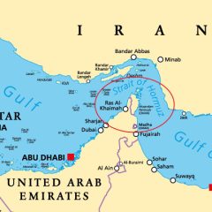 "مشرقِ وسطیٰ کا نقشہ جس میں ایران، متحدہ عرب امارات اور عمان کے درمیان واقع 'آبنائے ہرمز' (Strait of Hormuz) کو سرخ دائرے سے نمایاں کیا گیا ہے۔"