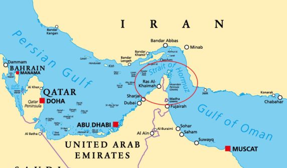 "مشرقِ وسطیٰ کا نقشہ جس میں ایران، متحدہ عرب امارات اور عمان کے درمیان واقع 'آبنائے ہرمز' (Strait of Hormuz) کو سرخ دائرے سے نمایاں کیا گیا ہے۔"