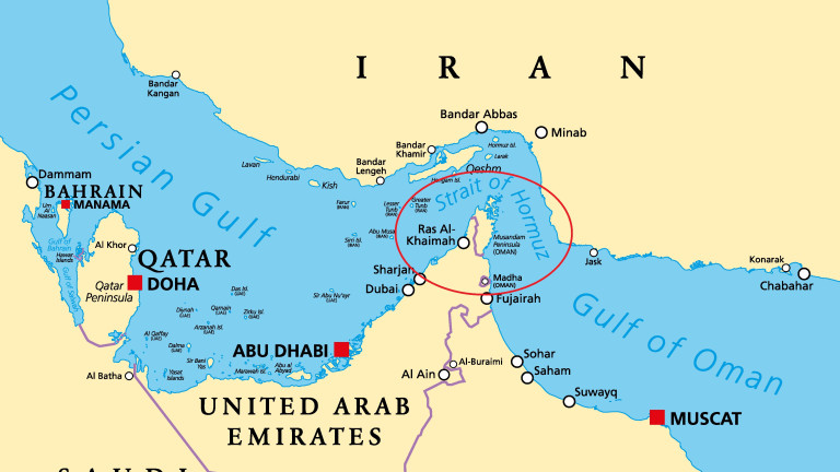 "مشرقِ وسطیٰ کا نقشہ جس میں ایران، متحدہ عرب امارات اور عمان کے درمیان واقع 'آبنائے ہرمز' (Strait of Hormuz) کو سرخ دائرے سے نمایاں کیا گیا ہے۔"