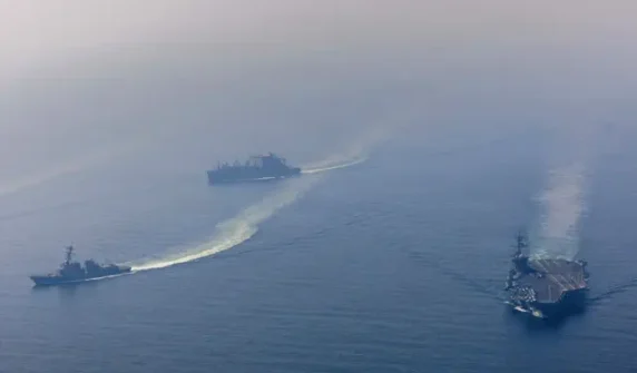 "ڈیجیٹل آرٹ ورک جس میں چار کروز میزائلوں کو چابہار کے ساحل سے دور سمندر میں موجود ایک بحری بیڑے کی طرف بڑھتے ہوئے دکھایا گیا ہے، جو ایرانی پاسدارانِ انقلاب (IRGC) کے حالیہ دعوے کی عکاسی کرتا ہے۔"